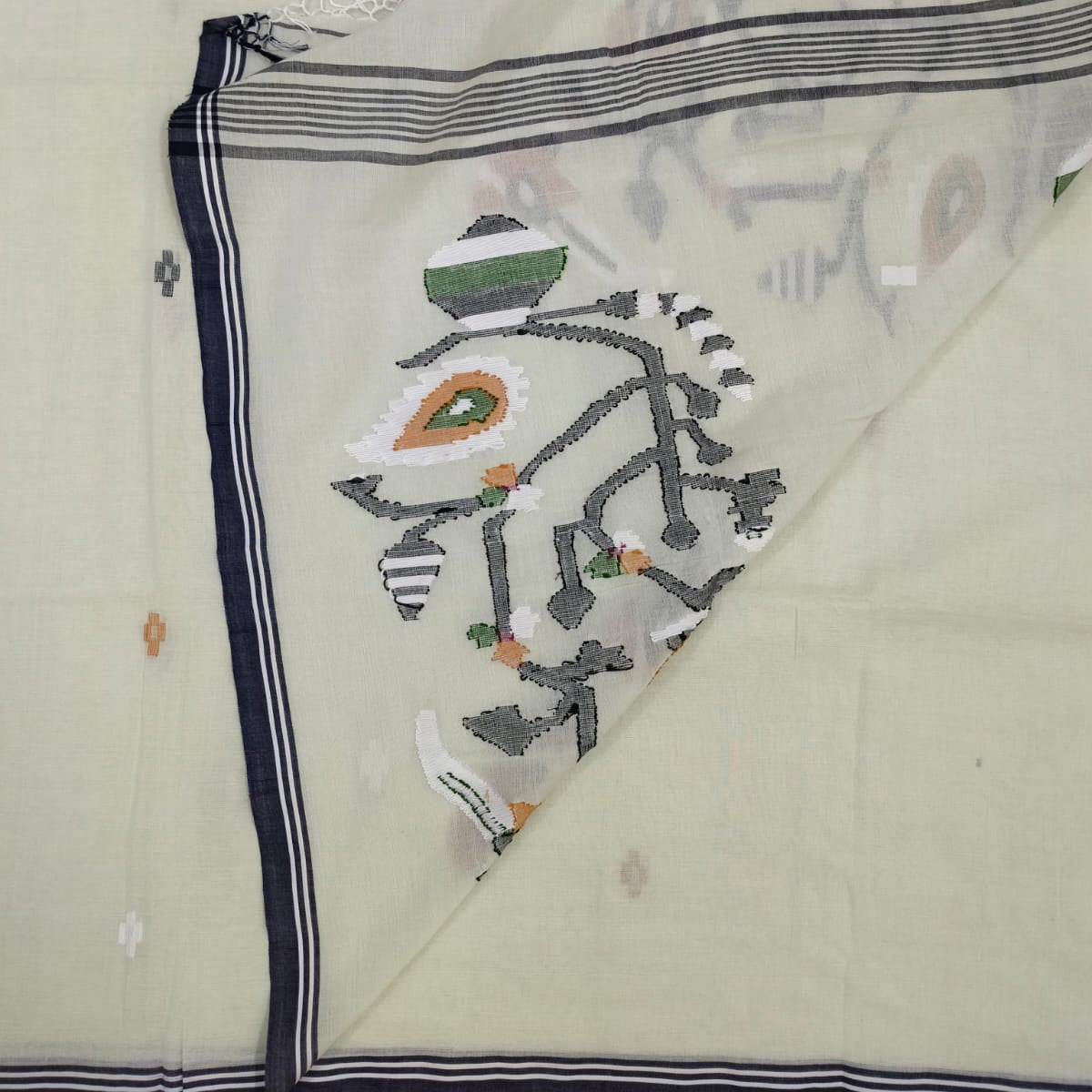 The reverse side of the pallu