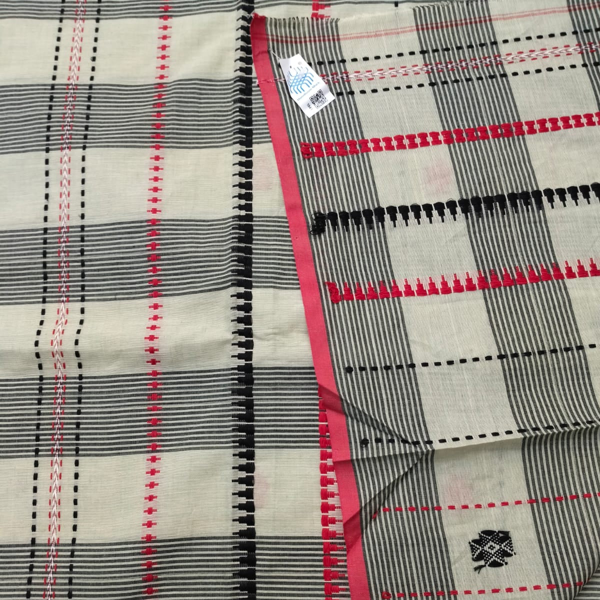 The revrese side of the pallu