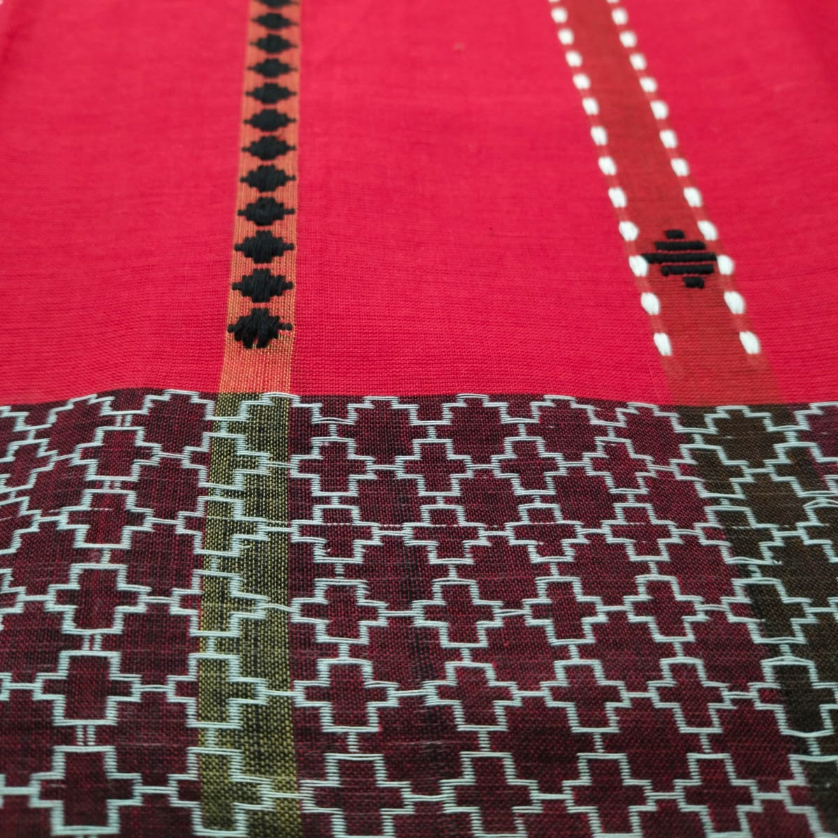 The intricate woven border and pallu