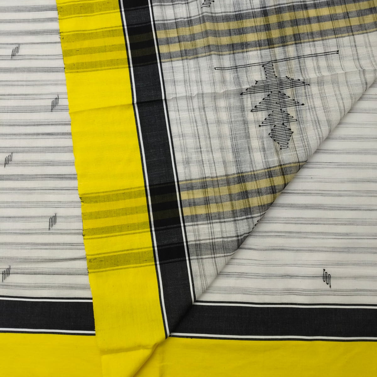 Reverse side of the pallu