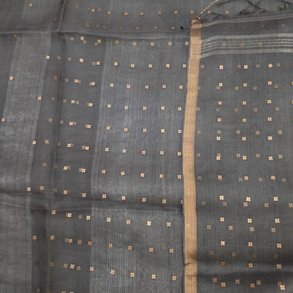 The reverse side of the pallu