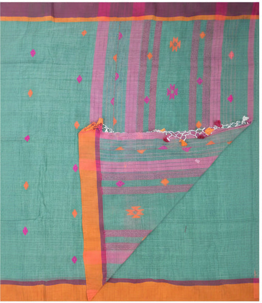 The reverse side of the pallu