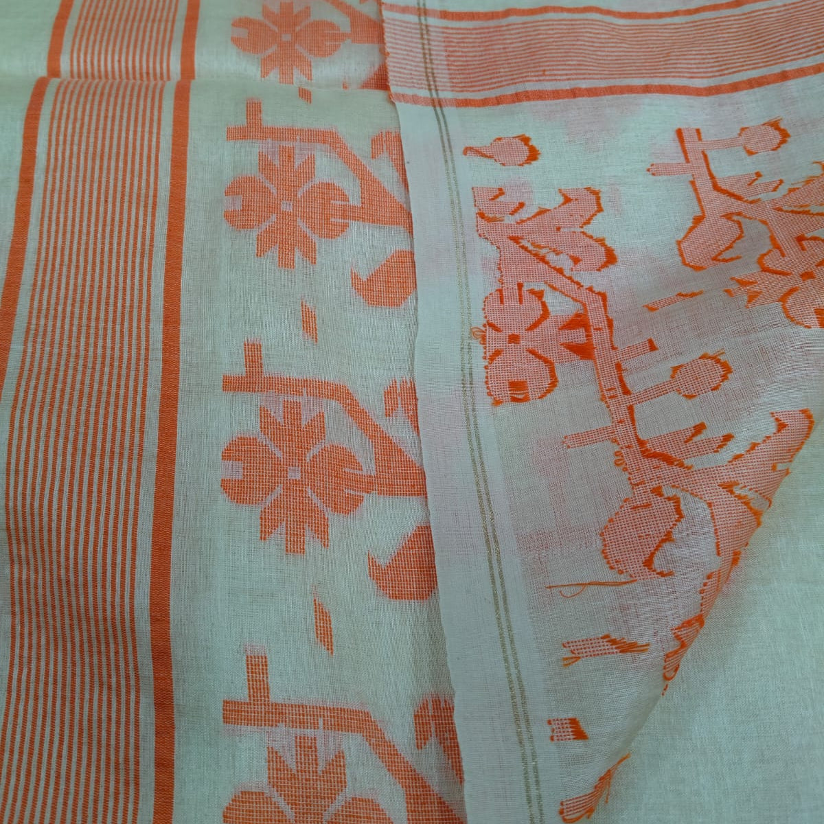 The reverse side of the pallu